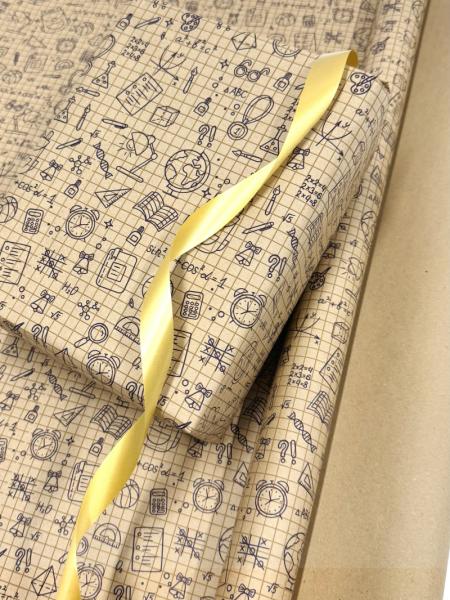 Крафт бумага Школьная пора коричневый/синий на коричневом фоне 720мм*10 м ± 5%