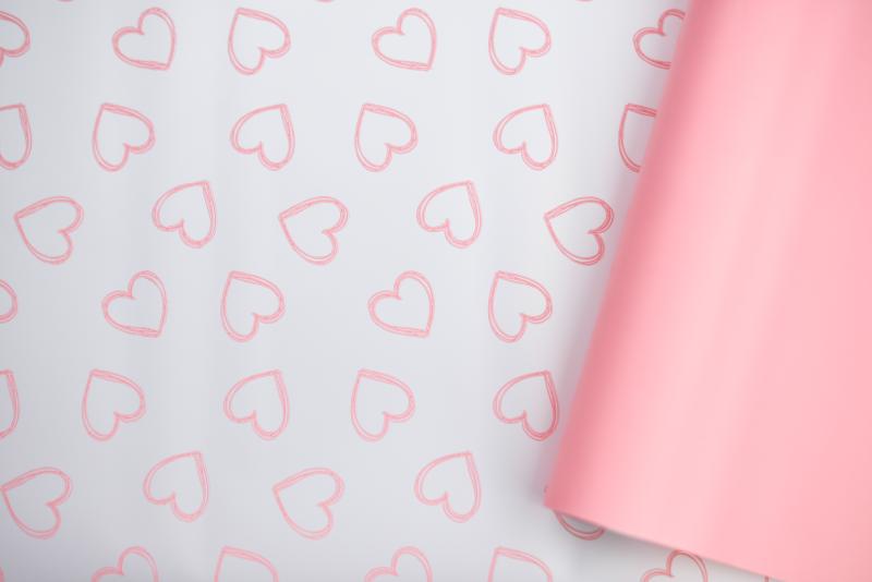 Пленка матовая двухст.с рисункомСердцецв.бледно-розовый 58см*12м±5% 50мкр