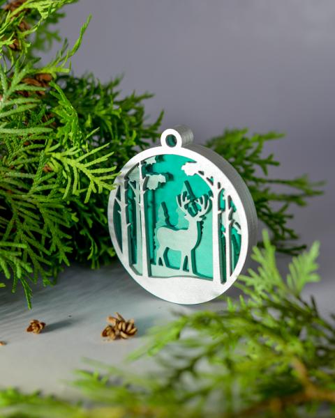 Игрушка новогодняя четырехслойная Олень в лесу зеленая/серебро 90 мм