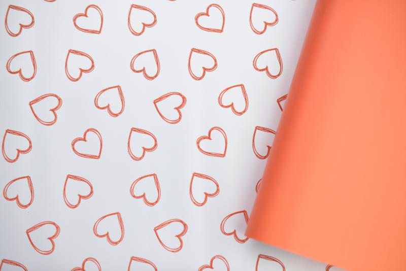Пленка матовая двухст.с рисункомСердцецв.танго 58см*12м±5% 50мкр