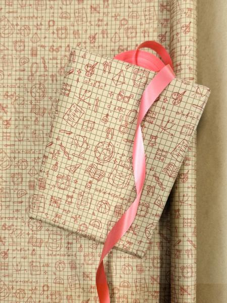 Крафт бумага Школьная пора коричневый/красный на коричневом фоне 720мм*10 м ± 5%