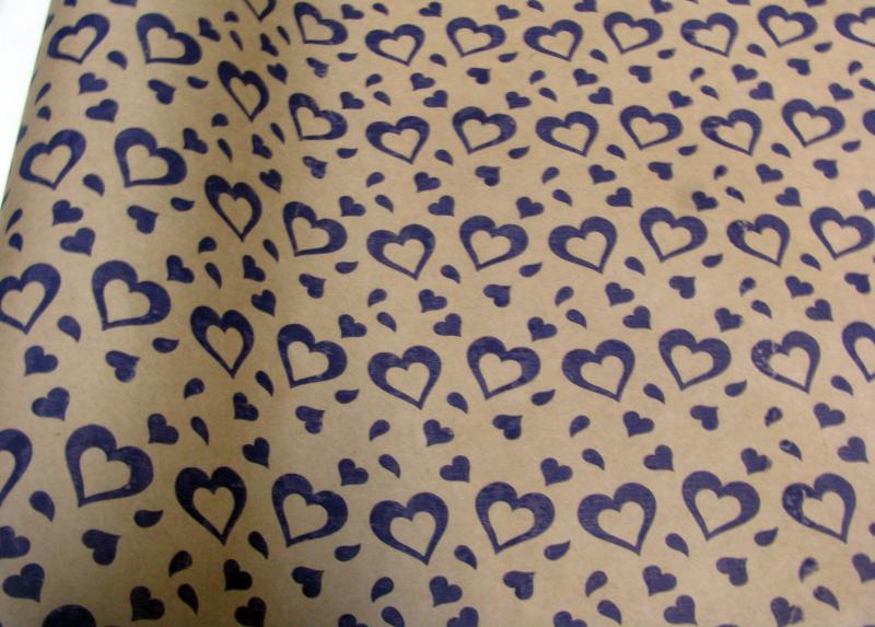 Крафт бумага Валентин фиолетовый цв. на коричневом фоне 70 см*8,5 ярд ± 5%