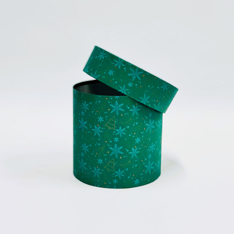 Коробка круглая 13,5*13,5 .зеленый/новогодний рисунок ёлочки