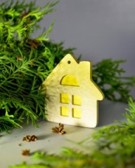 Игрушка новогодняя двухслойная Домик с окошком желто-бежевая/золото 98*100 мм