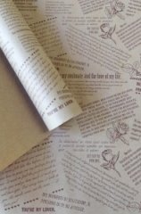 Крафт бумага глянц.вл. Европа Послание коричневый цв. на коричневом фоне 70 см* 8,5 м ±10 см