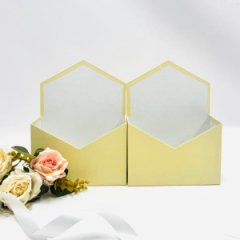 Конверт 180*240*70 из картона под композицию сливочно-желтый