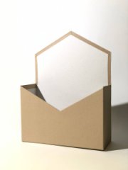 Конверт из картона под композицию 180*240*70 кофе с молоком однотонный