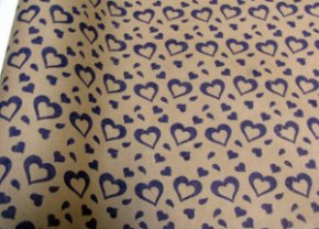 Крафт бумага Валентин фиолетовый цв. на коричневом фоне 70 см*8,5 м ±10 см