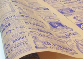 Крафт бумага Винтажная газета фиолетовая на коричневом фоне 70см*10 м (80 гр/кв.м)