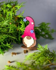 Игрушка новогодняя трехслойная Гном на подставке красный 58*123 мм