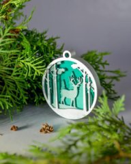 Игрушка новогодняя четырехслойная Олень в лесу зеленая/серебро 90 мм