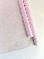 Матовая пленка двухсторонняя на втулке 50мкр Перламутр белый/Буквы розовый 60 см*10 ярд ± 5%