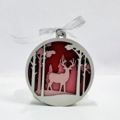 Игрушка новогодняя четырехслойная Олень в лесу красная/серебро 90 мм