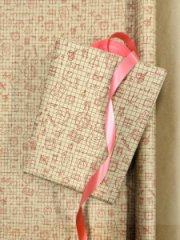 Крафт бумага Школьная пора коричневый/красный на коричневом фоне 720мм*10 м ± 5%