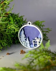 Игрушка новогодняя четырехслойная Подарки синяя/серебро 90 мм